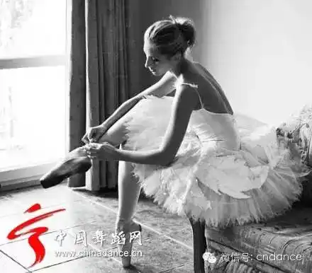 为什么芭蕾舞的一些动作会露出底裤其实是这样的