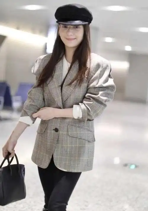 方媛真懂时髦穿搭垫肩西装配马丁靴走机场轻松显高又洋气