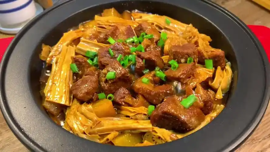 牛腩腐竹煲这样做也太下饭了,连吃三碗都不够!