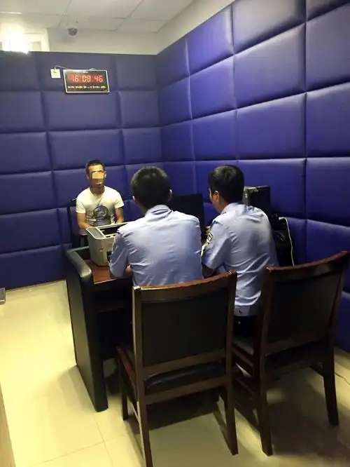 犯罪嫌疑人董某正在接受审讯.