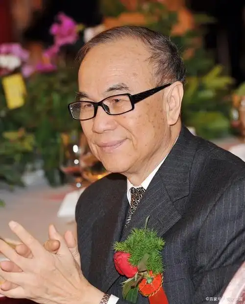 李嘉诚,香港最富有的人,亚洲最有影响力的商业领袖,被人们称为"李超人