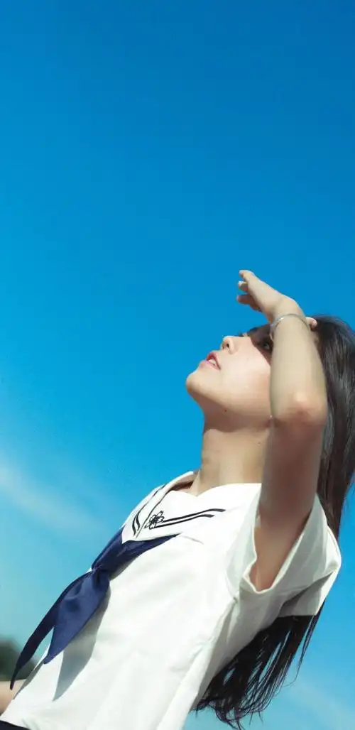 抬头望天的清纯美少女写真