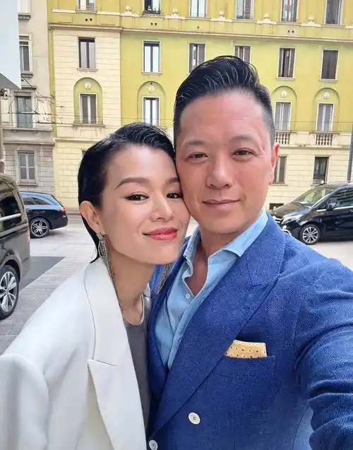 胡杏儿和老公李乘德2015年结婚,婚后生下三个儿子,夫妻感情恩爱,三个