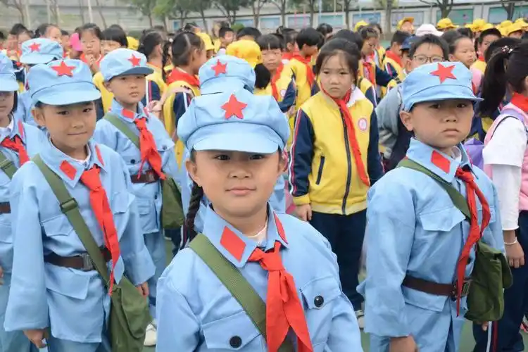 孩子们穿上红军服,个个英姿飒爽,再现了当年红军的威武气势和昂扬斗志