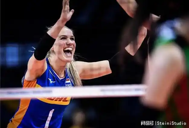 老二传邦加尔茨代替范阿伦打比赛,自由人换了克尼普