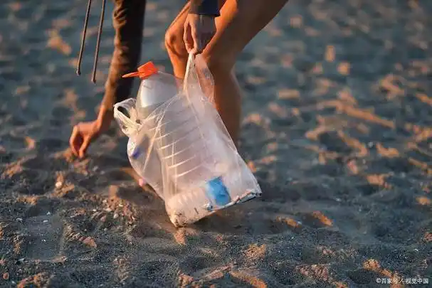 "的心思,尤其在夏季,高温天气,几乎人手一瓶水,垃圾桶的塑料瓶子都