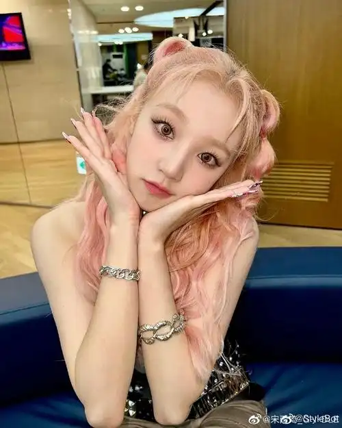 宋雨琦 | 粉发雨琦元气又可爱,甜酷感满分～|宋雨琦_新浪新闻