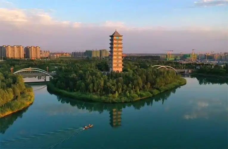 新疆库尔勒:河畅水清 岸绿景美