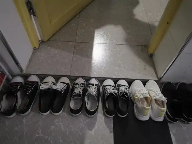 寝室鞋子摆放的整整齐齐,从来不用老师提醒,都能自觉做好.