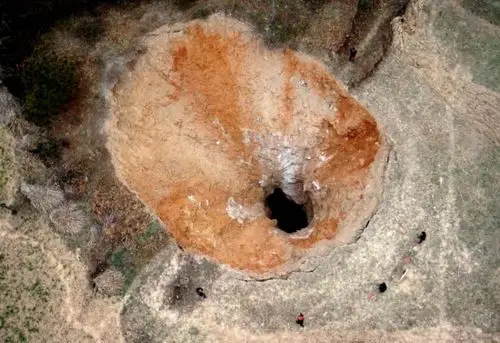 广元"天坑"悄悄在变大 周围已出现数个小洞