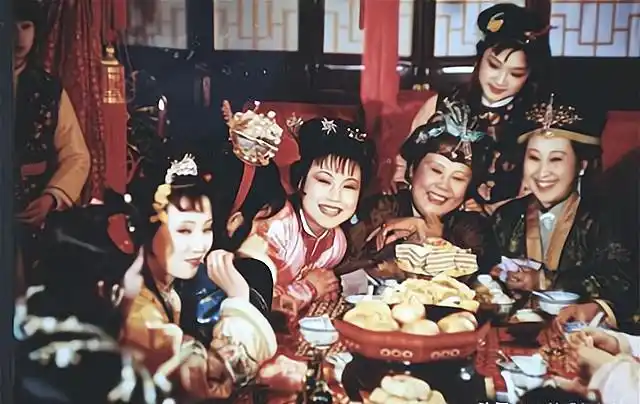 红楼梦:吃饭的规矩,姊妹们可以随意在贾母和王夫人处吃饭吗?