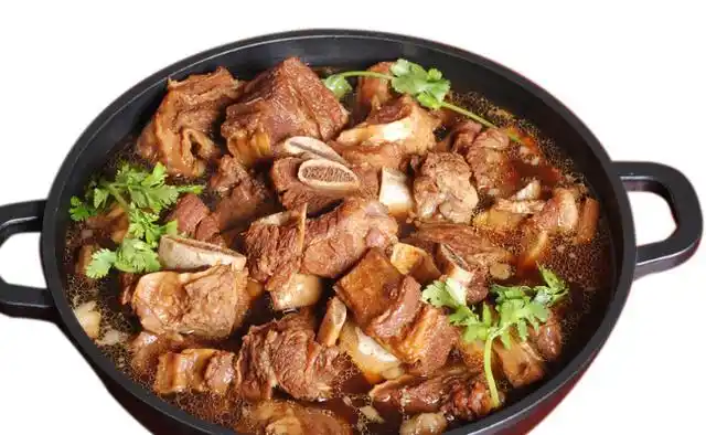 冷水下牛骨头煮开,捞出.重新起锅放入牛骨,葱姜,炖到汤汁浓郁.