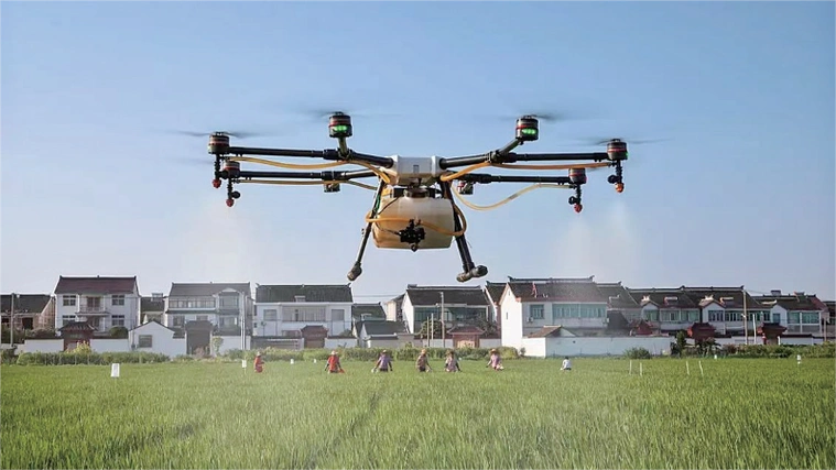 无人机喷洒农药