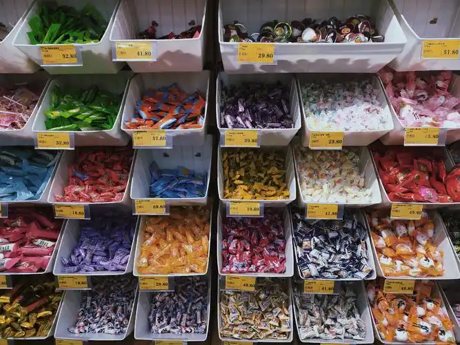 喜欢逛零食店,逛超市,看那种摆的整整齐齐的零食