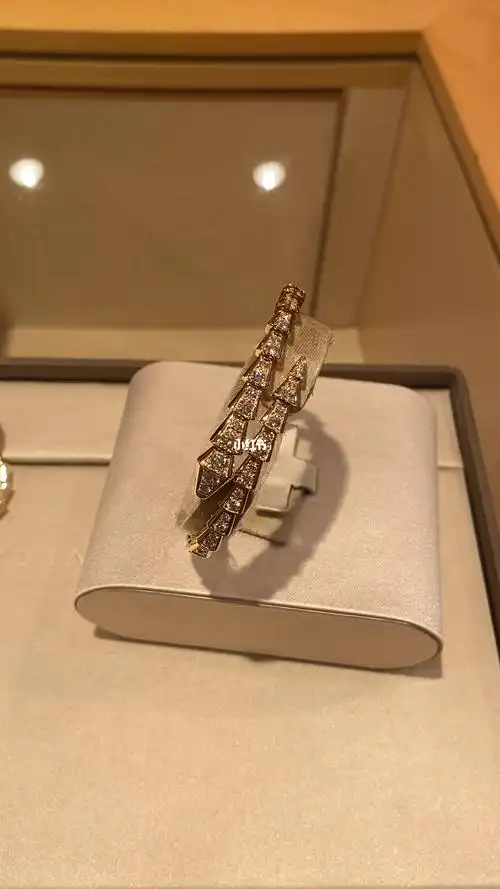 宝格丽玫瑰金蛇满钻手镯