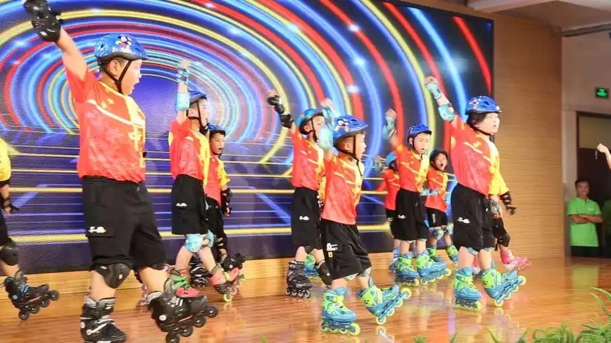 轮滑舞表演《我的轮滑梦》——学员们伴随着最动感的节奏,用脚尖谱写