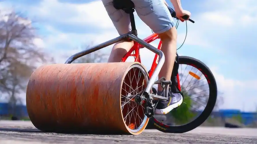 牛人利用滚轮自制漂移单车,后轮转动的瞬间,才知道什么叫秋名山车神?