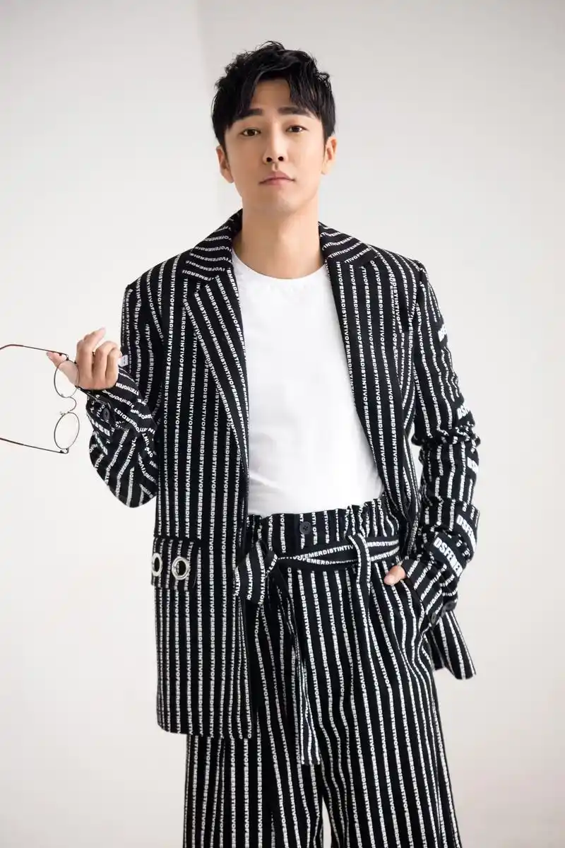 no3 邹廷威,原名邹宗胜,1984年6月19日出生于山东省淄博市张店区,中国