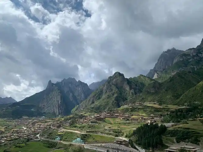 扎尕那在藏语里的意思是石匣子.4000多米海拔的群山包藏族村庄怀抱.