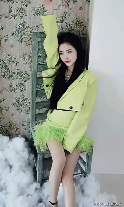 杜淳老婆晒美照,自曝患肠易激综合症很苦恼,锁骨腮帮都凹进去了_王灿