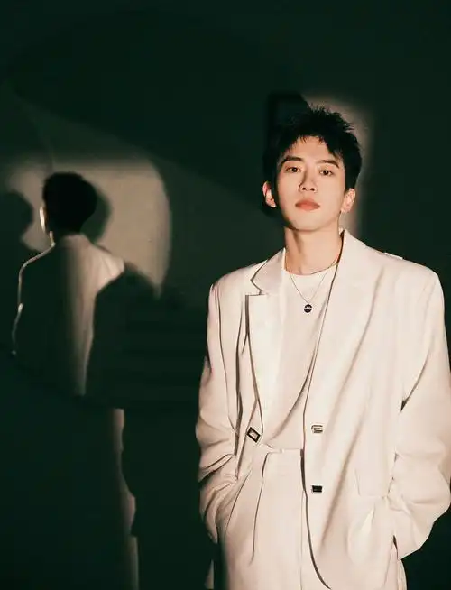 费启鸣最新写真曝光 光影斑驳照映白衣少年