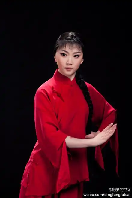 京剧《红色娘子军》中的吴清华(丁晓君饰演)