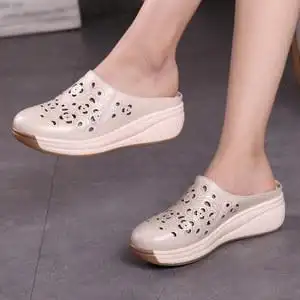 包头真皮软底女士镂空凉拖鞋外穿2022夏季中年坡跟中跟妈妈半拖鞋