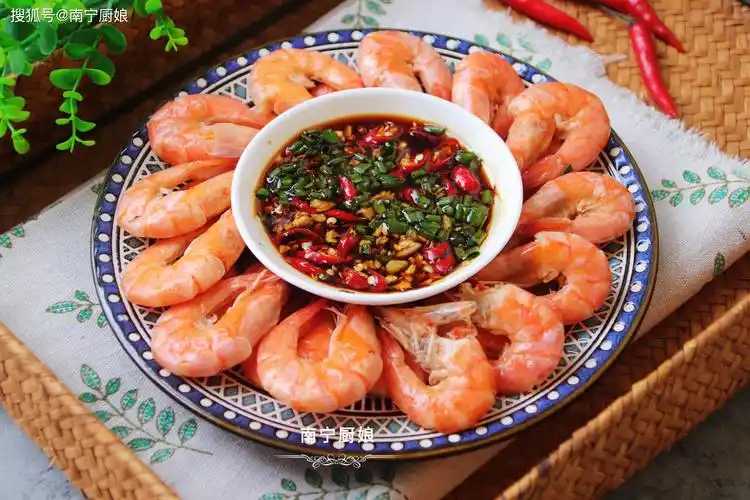 原创白灼大虾用清水煮就错了,老渔民教我一招,不放一滴水,鲜嫩弹牙