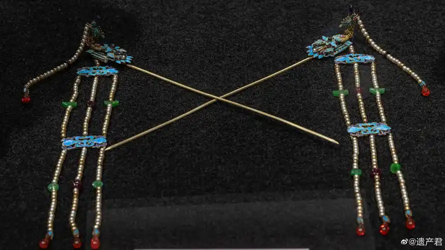 在重庆故宫南迁纪念馆展出的清代银鎏金点翠步摇簪