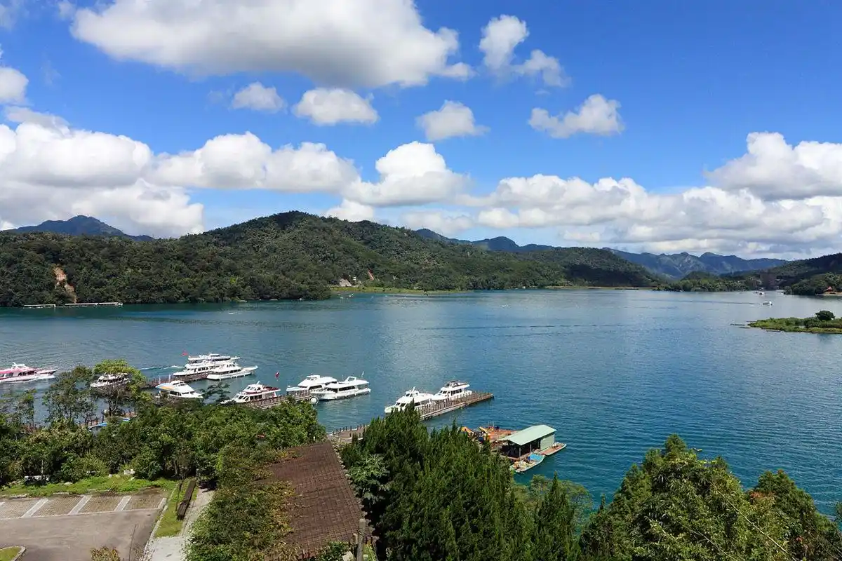 给你一些参考资料,自己再整理一下吧日月潭是台湾岛最著名的风景区它