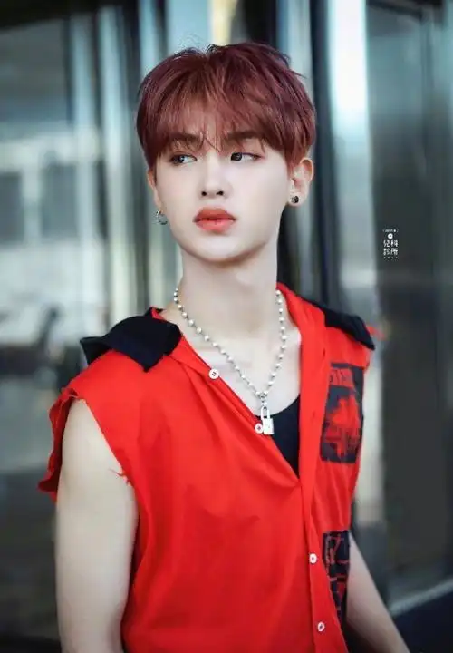 黄明昊红发##黄明昊 染的粉色这么看还挺红的