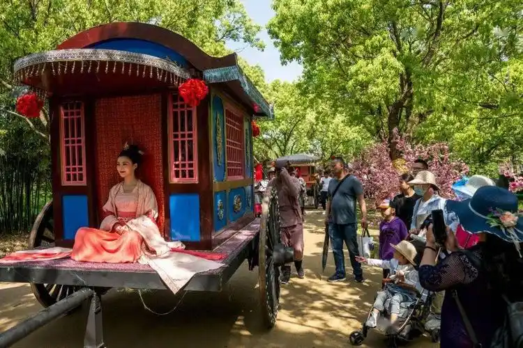 几匹骏马,身着古装戏服的演员正襟危坐在马车上踏歌而来,点亮整个