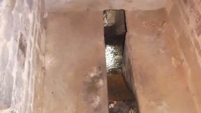 而农村的旱厕本身挖的就比较深,一旦掉下去就很难捞起来,像手机这样的