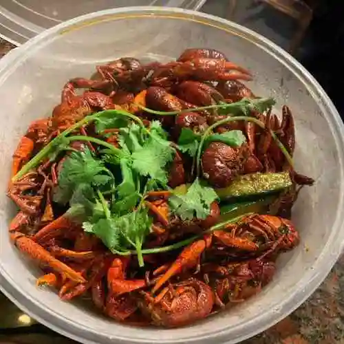 麻辣十三香小龙虾的真的是太好吃了,还有其他的小吃,老板人也很热情