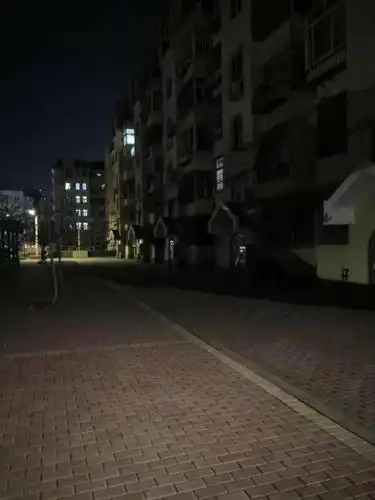 晚上在小区看到这一幕,你觉得将来的房子会紧张吗?