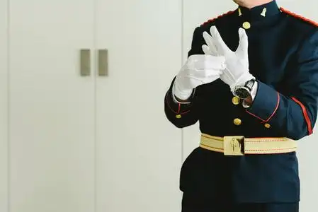 军事人手穿上一些优雅的白色手套男士夹克.礼仪男士西装, 礼服.