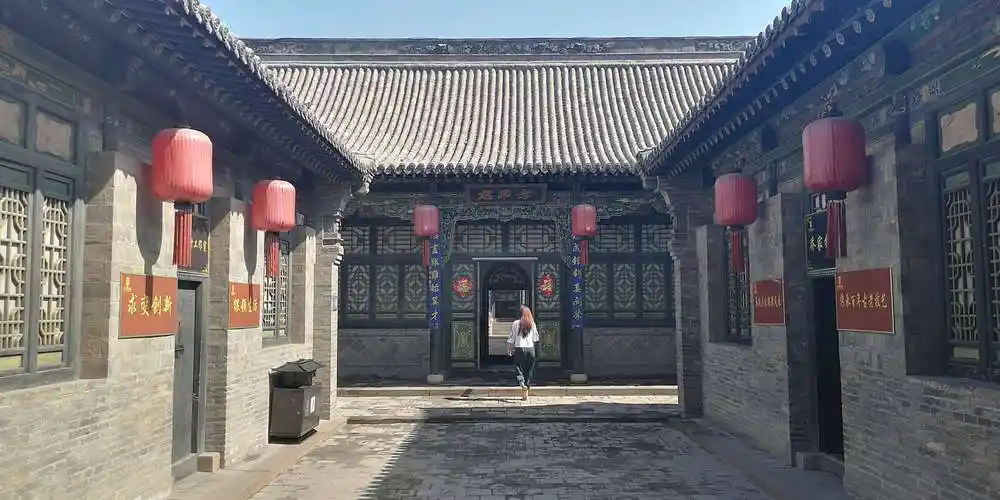 其它 山西大院子(二) 写美篇  猫蝶戏菊:乔家大院新院偏院门东侧花