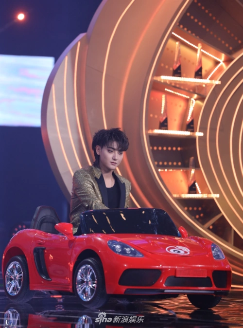 组图:几岁了?微博之夜黄子韬开小汽车王一博骑小摩托尽显反差萌