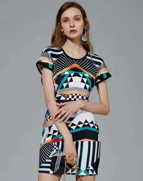 彩色纹样花型连衣裙