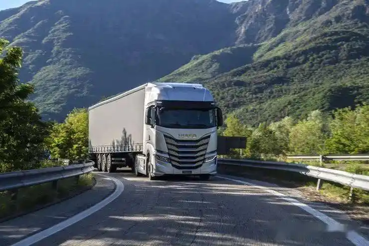 最小速比231新增490与530两个马力段依维柯推出新款sway重卡