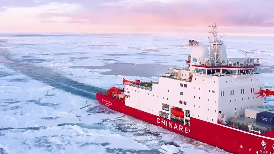 雪龙2号万吨破冰船,全球首个双向破冰技术,由我国自主建造