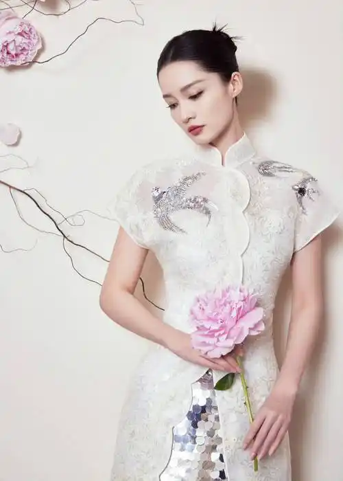 惊艳全场!李沁鱼鳞旗袍配亮片长裙,温婉与璀璨完美交融