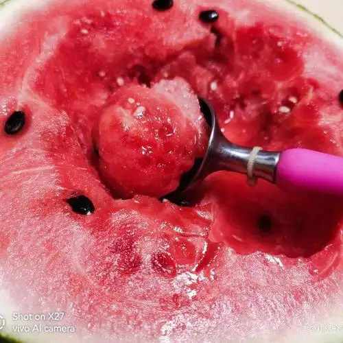 第4步,西瓜用勺子挖出圆形.