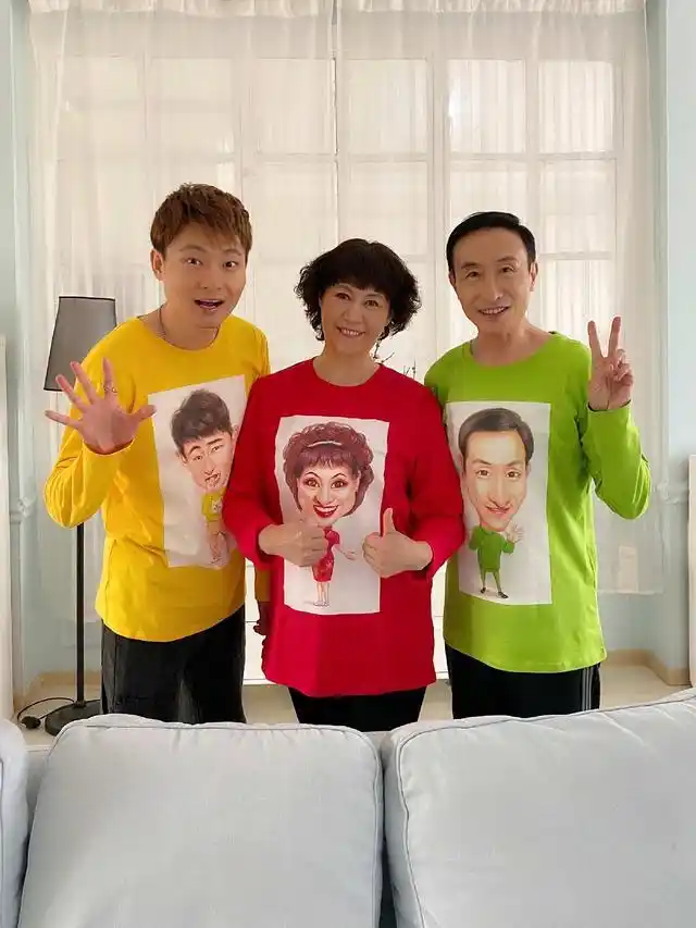 巩汉林一家亮相网络平台