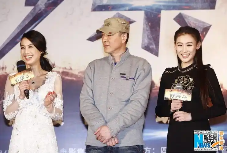 电影钞票飞启动黄圣依镂空蕾丝裙上演透视诱惑