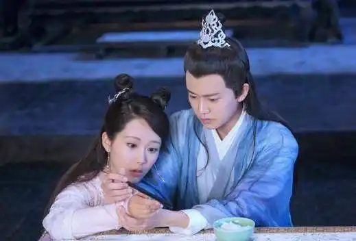 邓伦新剧《香蜜》一开播就炸了,网友:就我一个人觉得柏海出轨了_杨紫