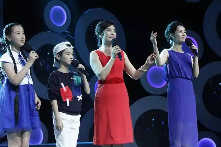 江苏广电总台主持人贺笑,徐平和孩子们一起诵读《游子吟》