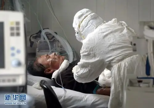 2003年5月12日,小汤山非典医院里医护人员正在对患者施是抢救.