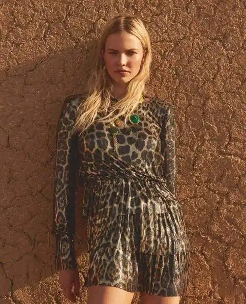 俄罗斯模特兼女演员萨沙·露丝(sasha luss)拍摄的时尚杂志_封面_设计