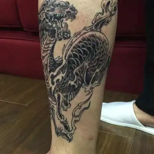 小腿传统的踏火麒麟纹身图案